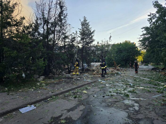 ФАБ-500 по магазину Аврора в Доброполье: в городе есть жертвы, много раненых (ОБНОВЛЕНО)