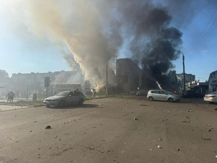 ФАБ-500 по магазину Аврора в Доброполье: в городе есть жертвы, много раненых (ОБНОВЛЕНО)