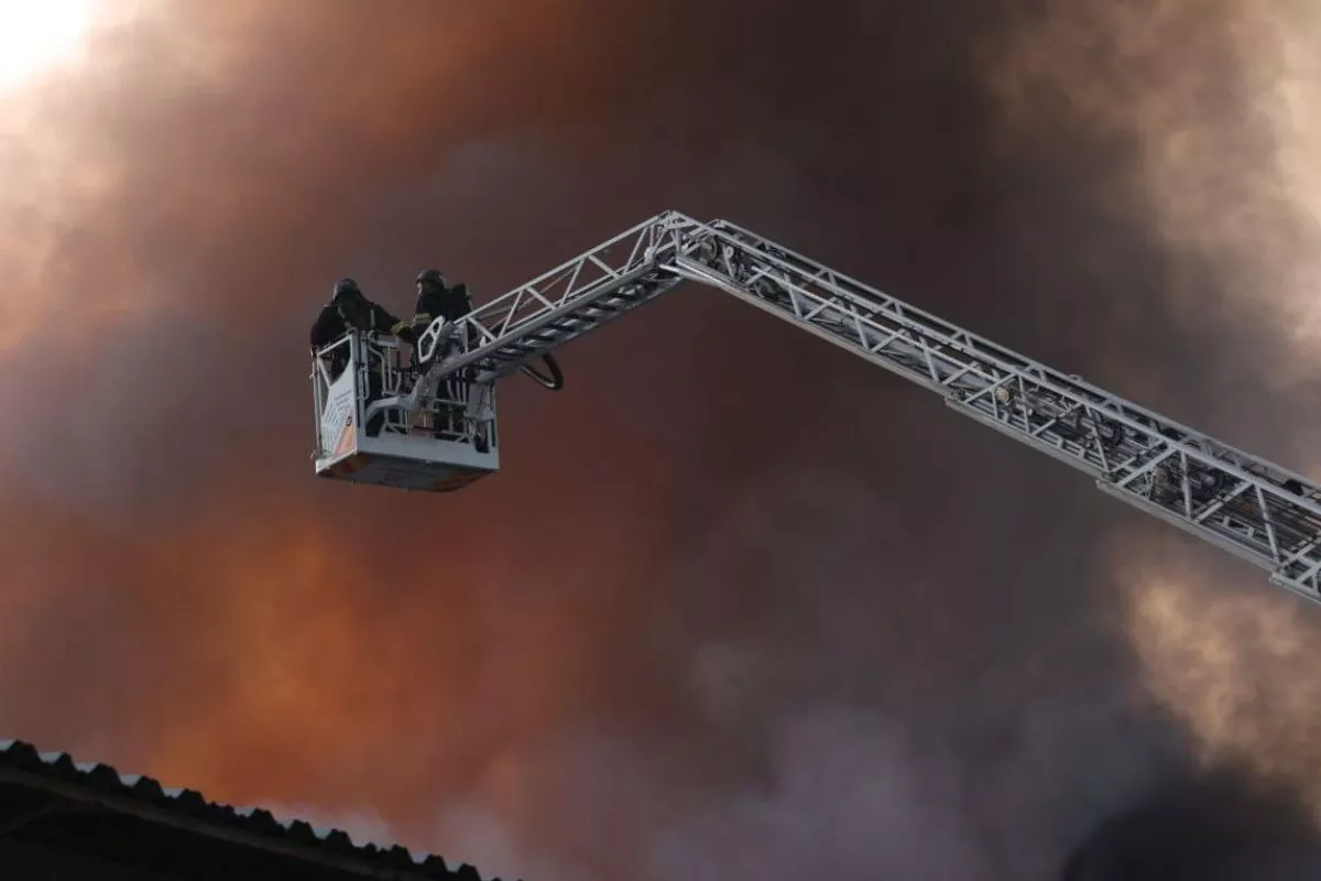 Три волны ударов дронами по Днепру: взрывы, пожары, жертвы