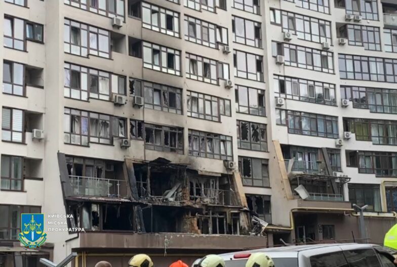 Пылает Львовский квартал в Киеве: удар по столице сегодня — фото