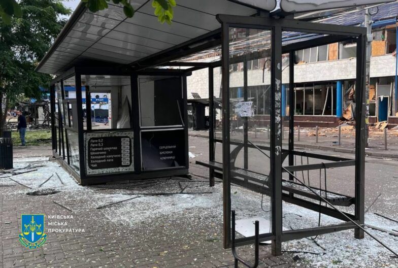 Пылает Львовский квартал в Киеве: удар по столице сегодня — фото