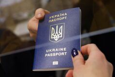 у скільки років міняють паспорт в україні