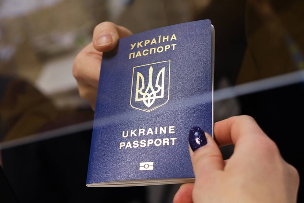 у скільки років міняють паспорт в україні