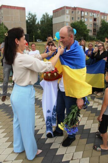 Обійми і теплий коровай: як Кіровоградщина огорнула вдячністю героя після полону