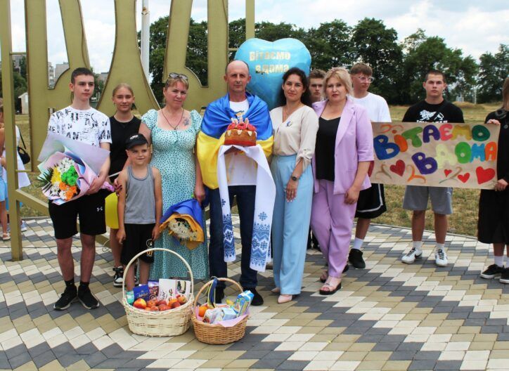 Обійми і теплий коровай: як Кіровоградщина огорнула вдячністю героя після полону