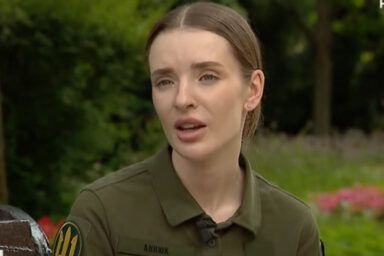 У Харькове женщина прыгнула в озеро и спасла лебедя