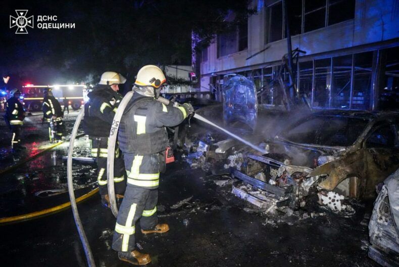 Автівки в вогні, вікна в друзки: Одеса під обстрілом РФ
