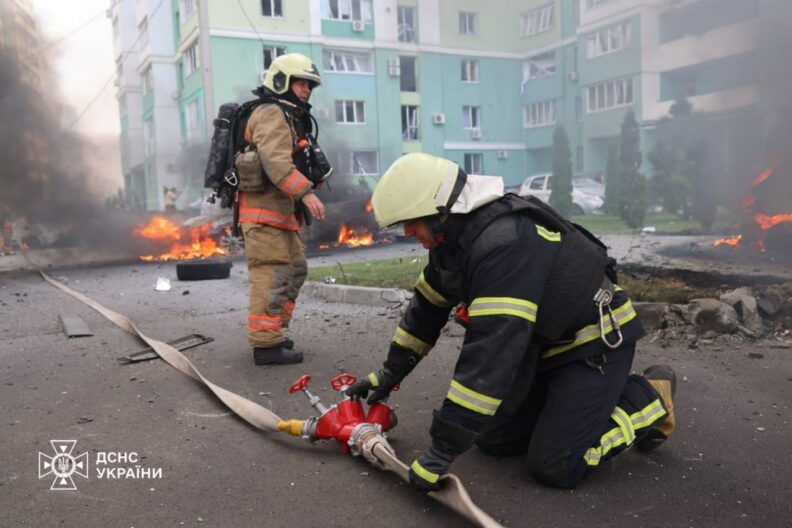 Горит в центре города, под завалами люди: Россия ударила КАБом по Харькову