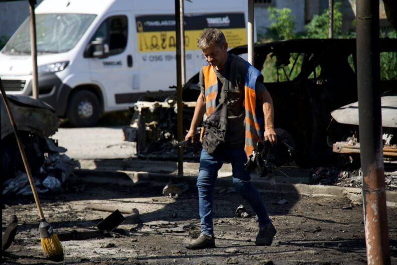 Баллистика, дроны, крылатые ракеты: РФ атаковала Днепр, есть погибшие