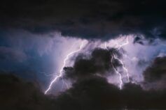 Чи можна сидіти у телефоні під час грози