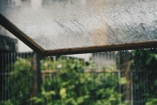 Нужно ли закрывать окна во время грозы