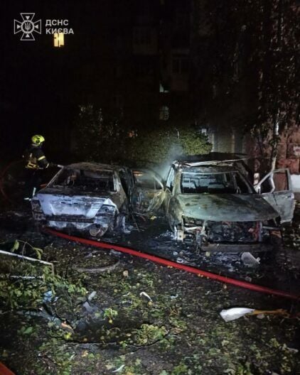 Ніч терору: у Києві обвалився під’їзд будинку — фото, відео