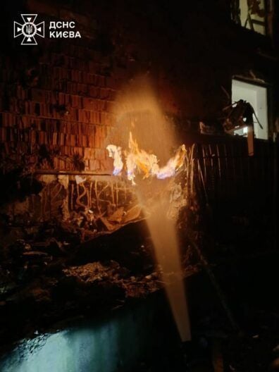 Ніч терору: у Києві обвалився під’їзд будинку — фото, відео