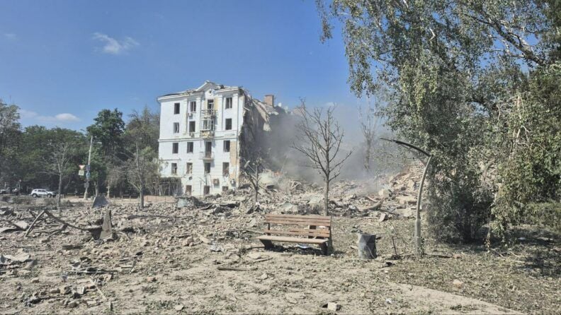 Краматорск в дыму, уничтожен жилой дом