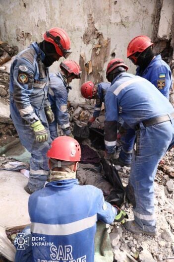 Ніч терору: у Києві обвалився під’їзд будинку — фото, відео