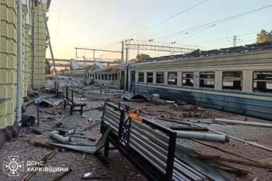 Фото до: Лозова на Харківщині під наймасованішою атакою за війну: атаковано вокзал