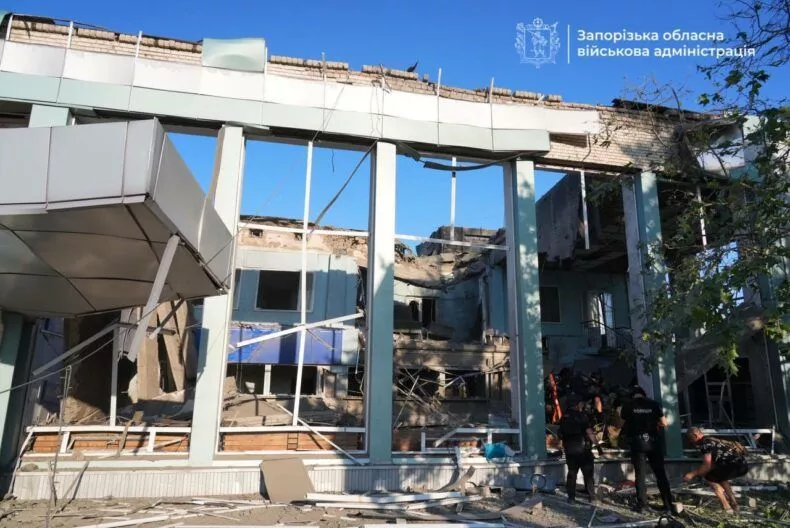 Дах склався! Удар по автовокзалу Запоріжжя, під завалами шукають людей