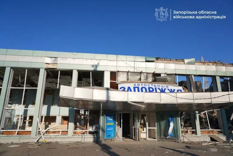 Дах склався! Удар по автовокзалу Запоріжжя, під завалами шукають людей