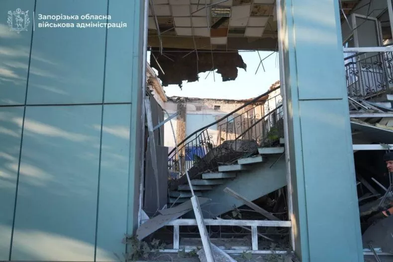 Дах склався! Удар по автовокзалу Запоріжжя, під завалами шукають людей