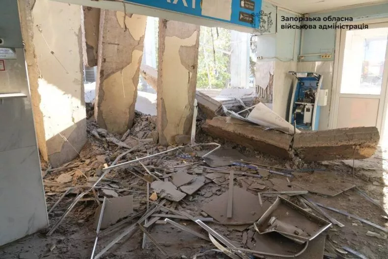 Дах склався! Удар по автовокзалу Запоріжжя, під завалами шукають людей