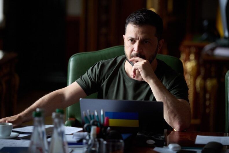 Зеленський обіцяє спростити виїзд за кордон чоловікам — але не всім