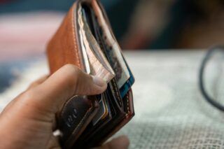 Перебивала тревога, но искусство победило тьму: в Черниговской области создали вышитую книгу