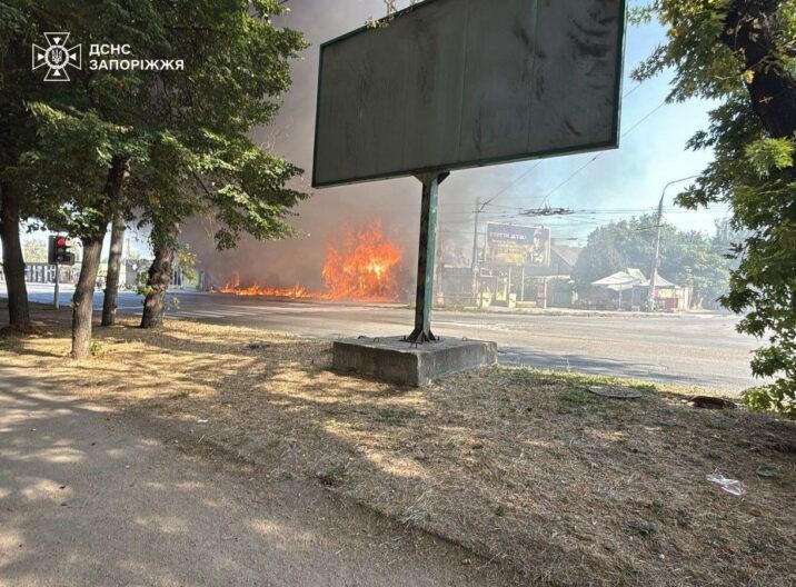 Палає пожежа, лежать поранені: росіяни вдарили балістикою по Запоріжжю