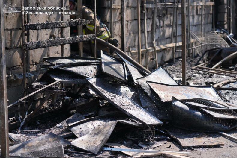 Палає пожежа, лежать поранені: росіяни вдарили балістикою по Запоріжжю