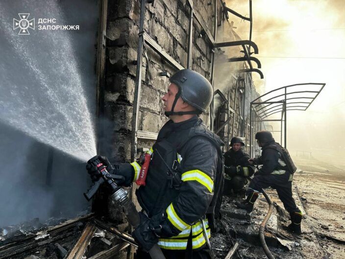 Палає пожежа, лежать поранені: росіяни вдарили балістикою по Запоріжжю
