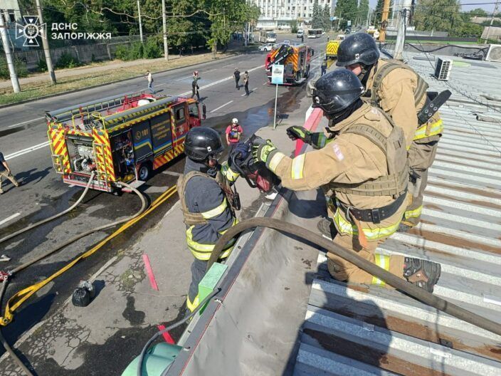 Палає пожежа, лежать поранені: росіяни вдарили балістикою по Запоріжжю