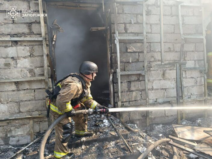 Палає пожежа, лежать поранені: росіяни вдарили балістикою по Запоріжжю