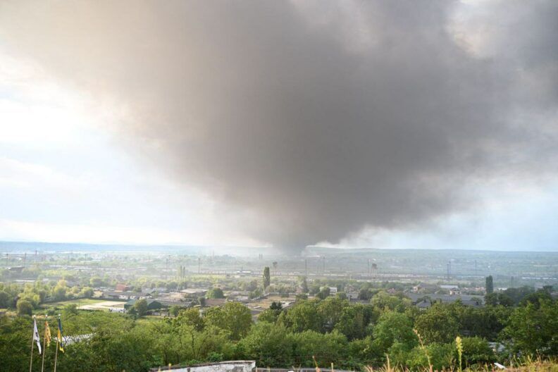 Мукачево під атакою РФ: у місті пожежа, мешканцям радять зачиняти вікна