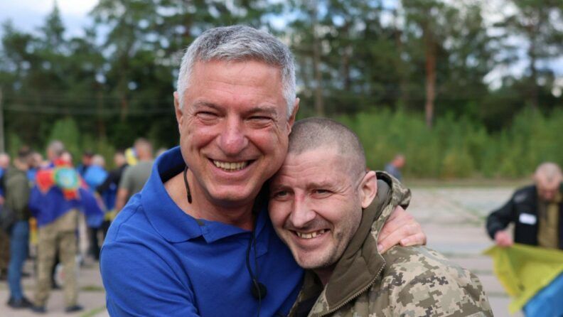 Двойной праздник! Украина вернула военных и гражданских в День независимости