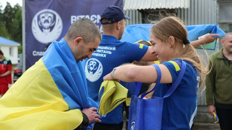 Двойной праздник! Украина вернула военных и гражданских в День независимости