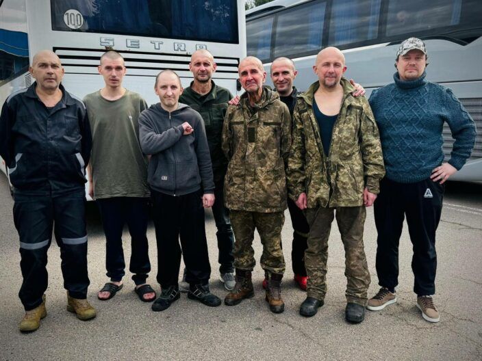 Двойной праздник! Украина вернула военных и гражданских в День независимости