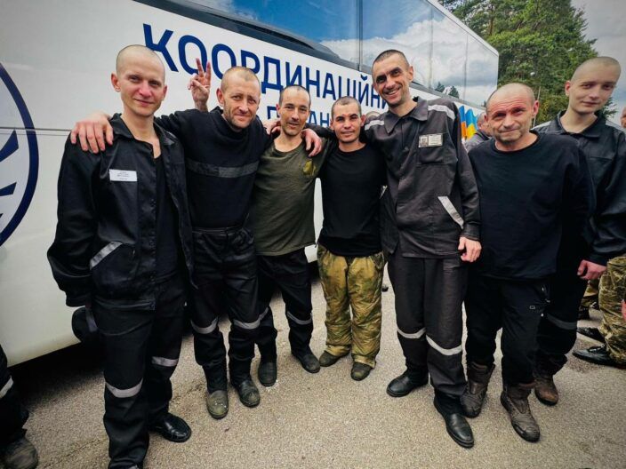 Двойной праздник! Украина вернула военных и гражданских в День независимости