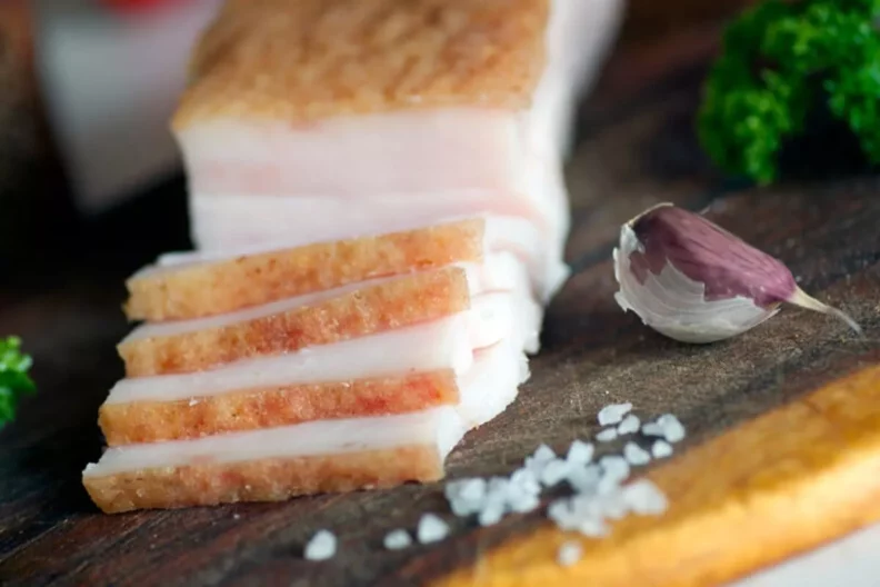 Як правильно засолити сало: прості рецепти, класичні поєднання та нічого зайвого