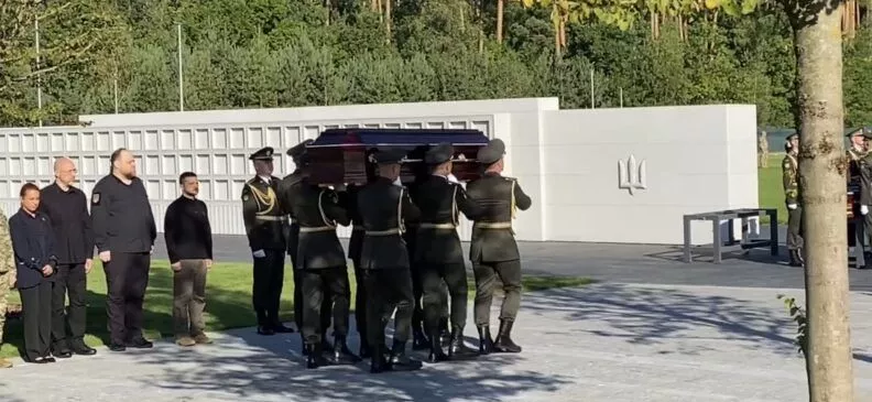 В Киеве открыли Национальное военное кладбище: первые захоронения и фото с места