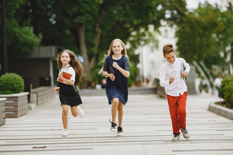 Щоб було зручно та комфортно: як одягатися в школу та яким має бути одяг
