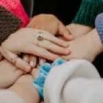 От слез до улыбок: как матери погибших героев находят путь к жизни