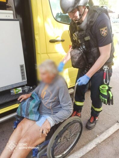 Стояли за пенсією: РФ вдарила по черзі з цивільними на Донеччині — багато загиблих
