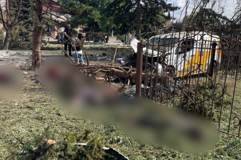 Стояли за пенсією: РФ вдарила по черзі з цивільними на Донеччині — багато загиблих