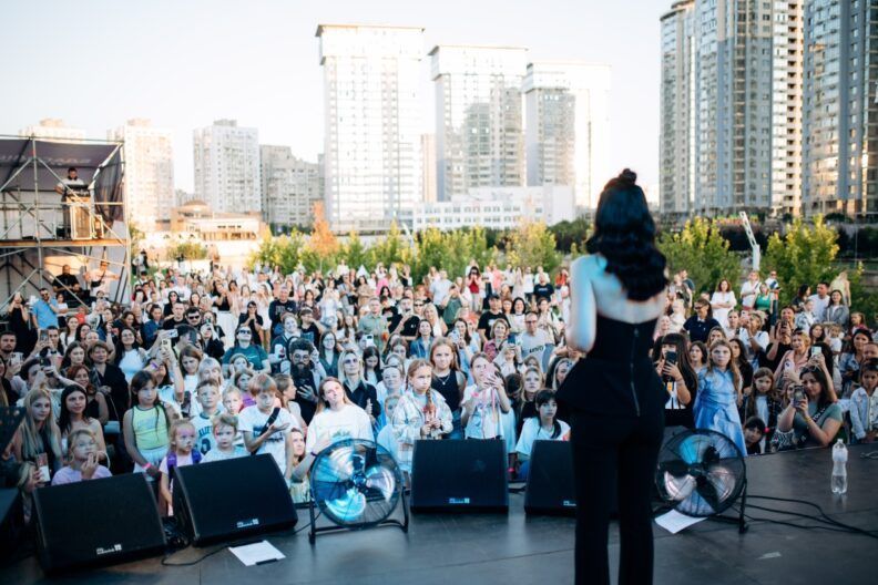 Тревоги — не помеха: как Киев объединился и сделал пожертвования на Благодійному WEEKEND Маши Ефросининой