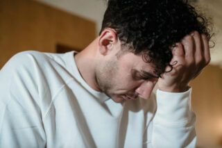 Біль у щелепі та холодний піт: незвичні симптоми серцевого нападу