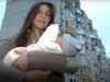 “Лови ребенка”: в Чернигове женщина родила прямо возле подъезда