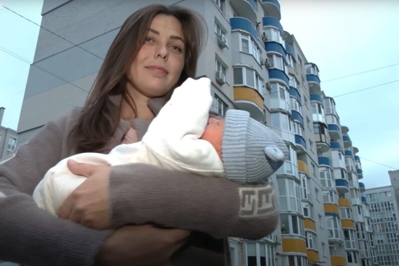 “Лови ребенка”: в Чернигове женщина родила прямо возле подъезда