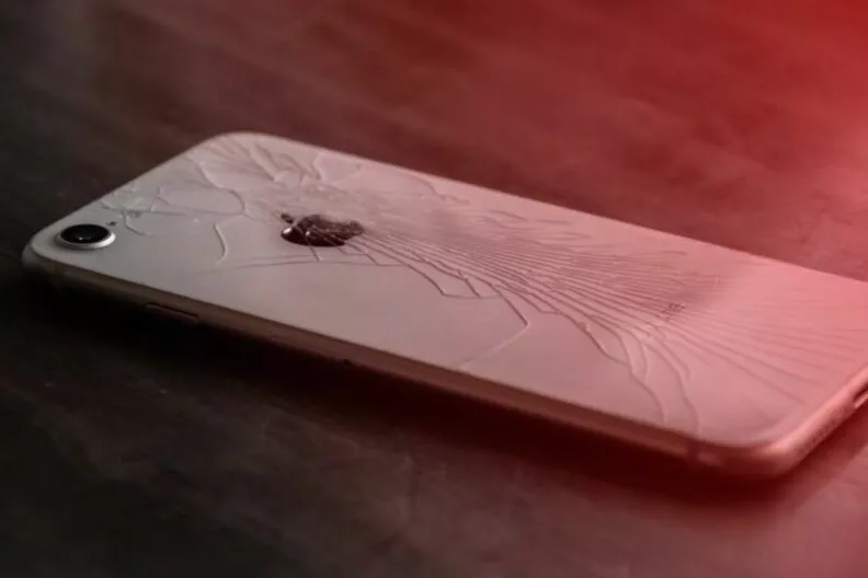 Разбивается быстрее конкурентов: iPhone 17 Pro Max провалил тесты на прочность