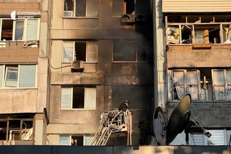 Ужас в Днепре: ракета попала в многоэтажку