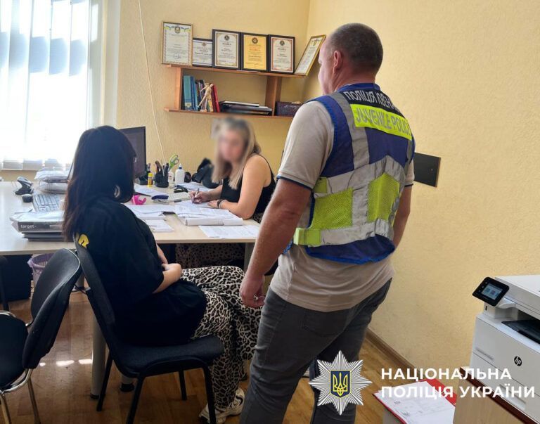Фото 2 до: У Києві мати залишила немовля на чотири дні без їжі — дитина в комі