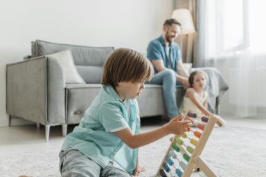Батарейка у шлунку й LEGO у бронхах: лікарі про речі, які найчастіше ковтають діти